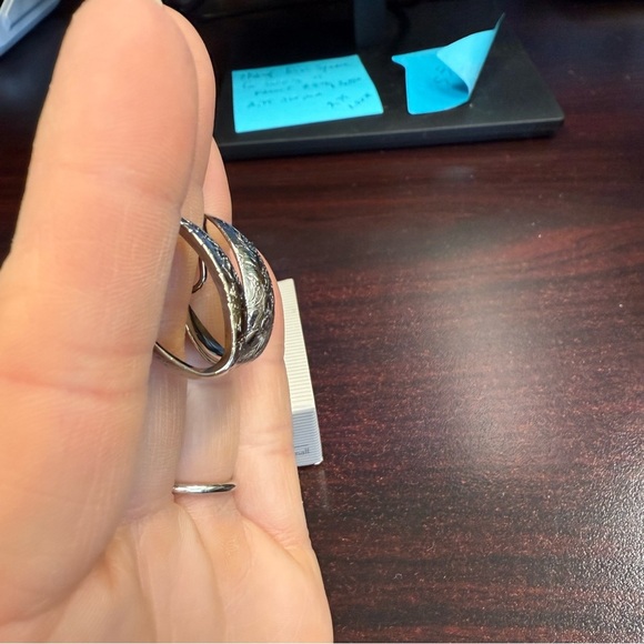 Avon Silvertone  Floral Engraved hoop clip Earrings size small NIB 1992 - Picture 5 of 5